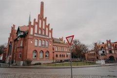 rotes Fachwerkhaus und Straßenschild im Vordergrund