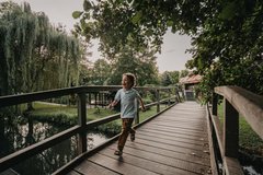 Kind rennt über einen Steg oder eine Brücke im Spreewald