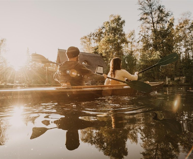 Paar im Kanu paddelt