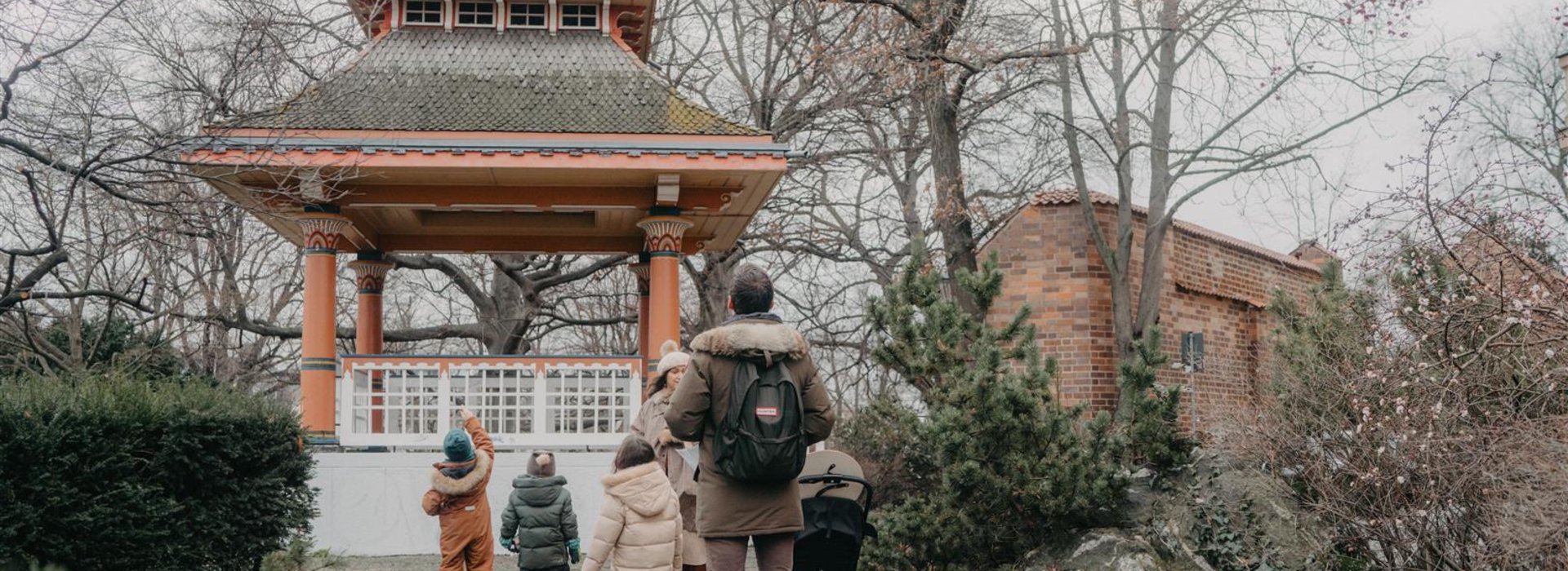 Familie schaut sich chinesisch anmutende Pagode in Cottbus an