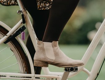 Fuß auf Pedal Frauenschuh Nahansicht Fahrrad