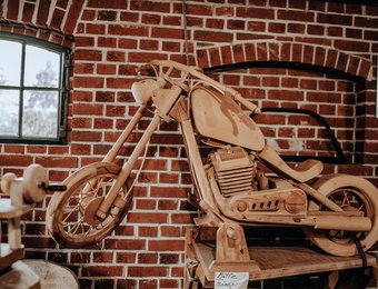 aus Holz gefertigtes Motorrad