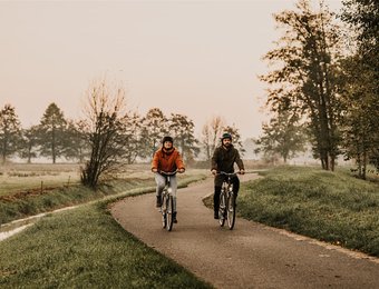 2 Radfahrer auf Weg am Fließ