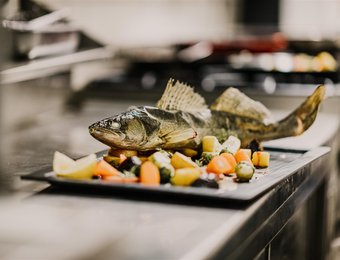 Fisch auf Platte angerichtet Restaurant Küche